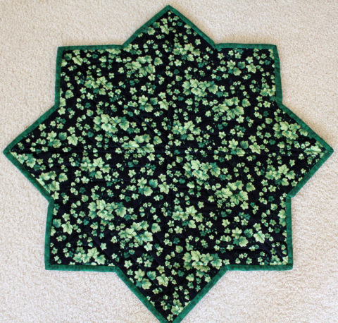 Holidays Swirling Star Table Topper